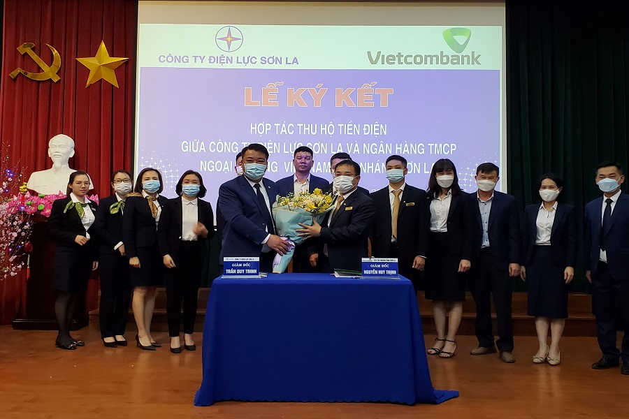 Ký kết hợp tác thu hộ tiền điện với Vietcombank Sơn La